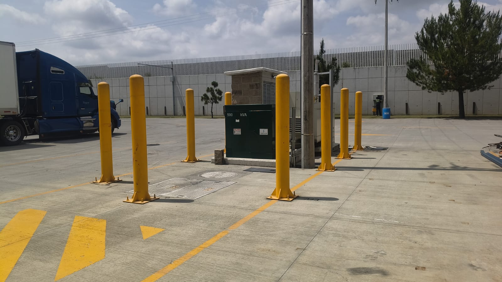 Fila de bolardos amarillos protegiendo subestación