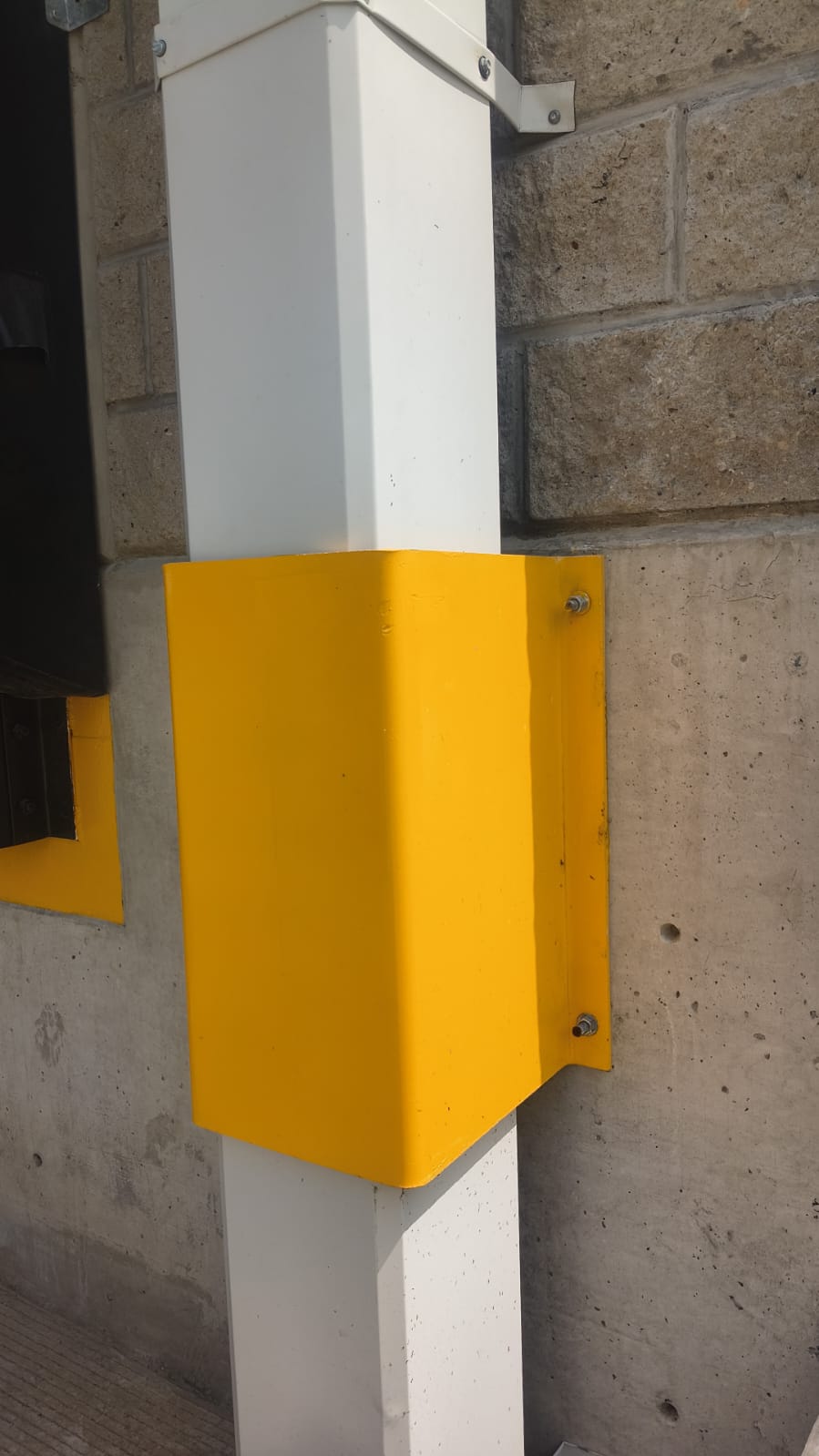Protector de columna amarillo