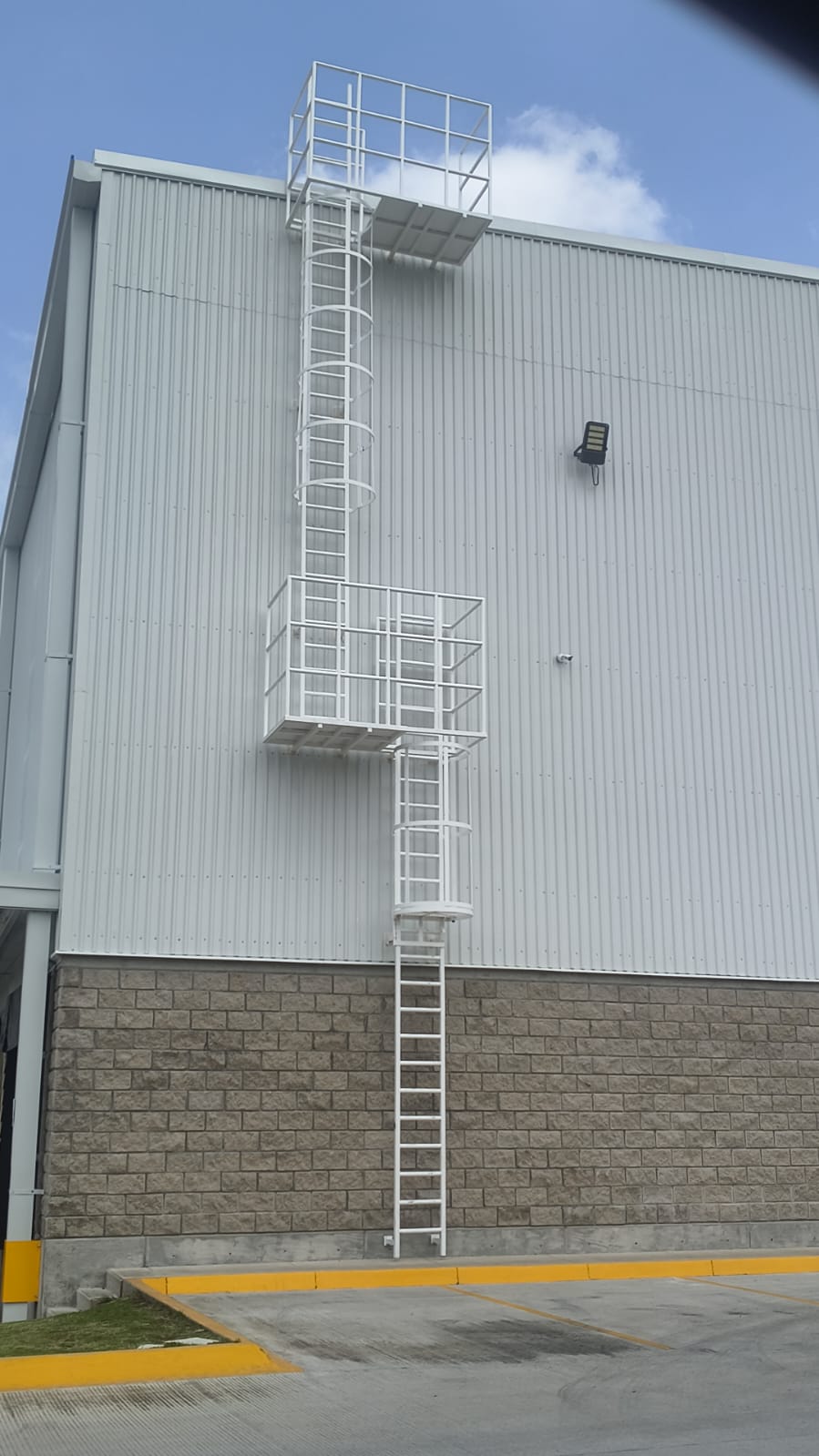 Escalera marinera con jaula de seguridad